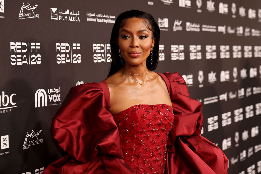 Naomi Campbell en la proyección de 'The Absence Of Eden' durante el Festival Internacional de Cine del Mar Rojo 2023 en el Souk Cinema el 2 de diciembre de 2023 en Jeddah, Arabia Saudita.