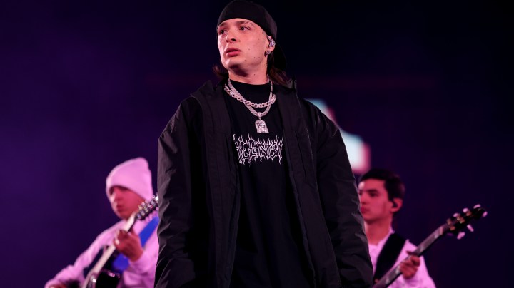 Peso Pluma lanzó agua en la cara a un fan que se atrevió a tocarlo.