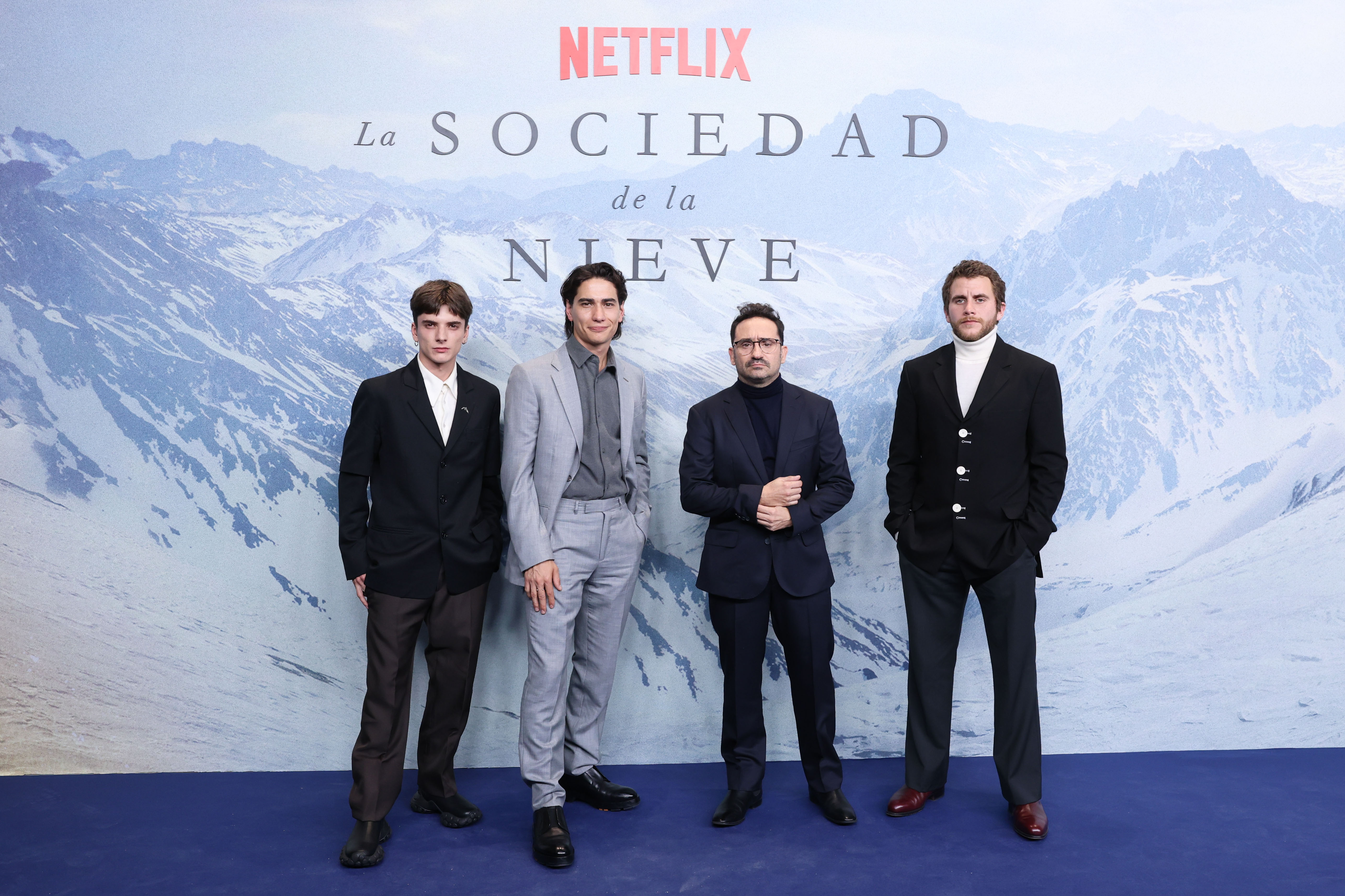 Matías Recalt, Enzo Vogrincic, Juan Antonio Bayona y Agustín Pardella en la premiere de 'La Sociedad de la Nieve' en España.