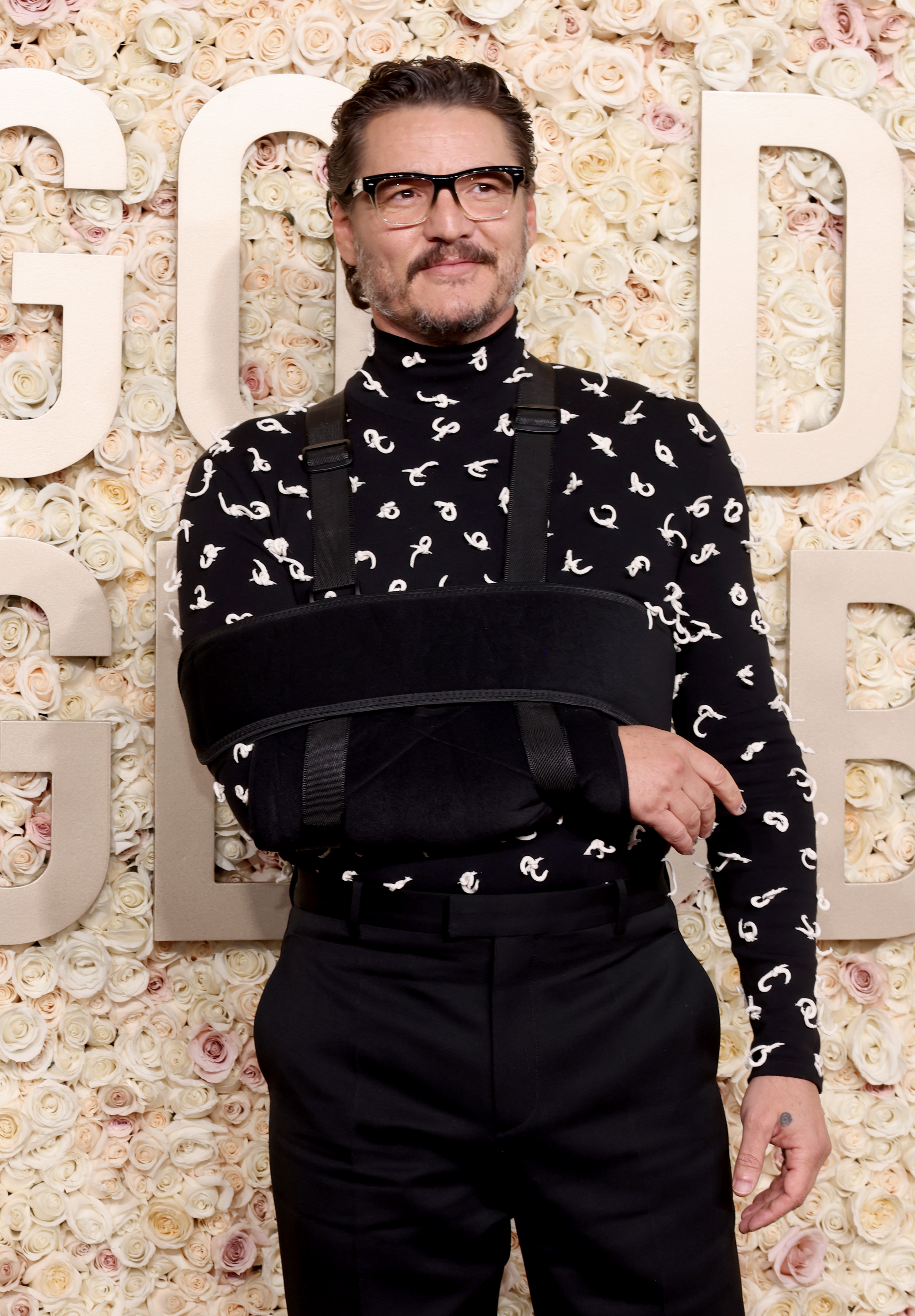 Pedro Pascal no quiso perderse la gala de los Globos de Oro 2024 y llegó con brazo lesionado.