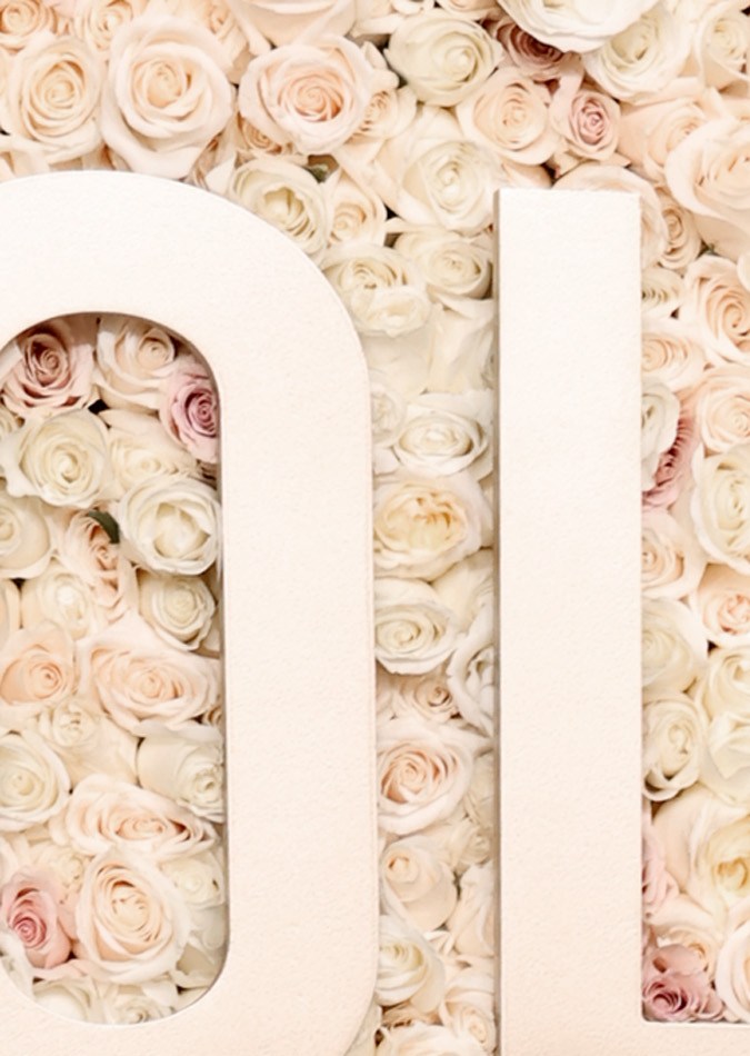 Selena Gomez lució un impresionante vestido de silueta de globo asimétrico.