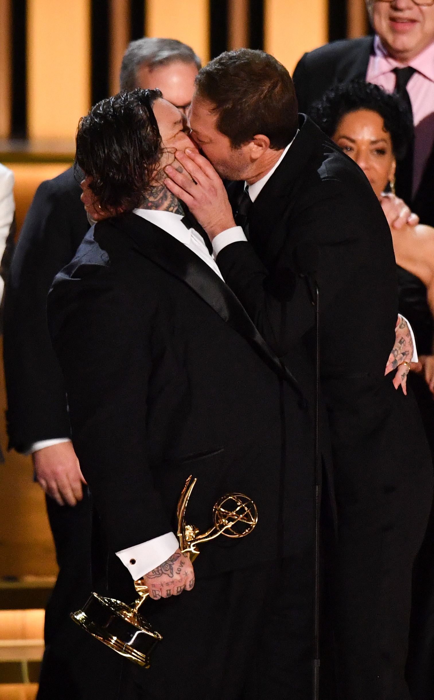 Ebon Moss-Bachrach besó al actor canadiense Matty Matheson tras aceptar el premio a la Mejor Serie de Comedia en el escenario durante los Premios Emmy.