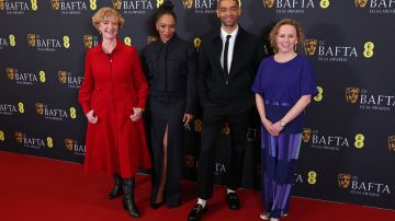 La presidenta de los BAFTA y la presidente del comité de cine de los BAFTA anuncian las nominaciones de los premios de cine de la Academia Británica.