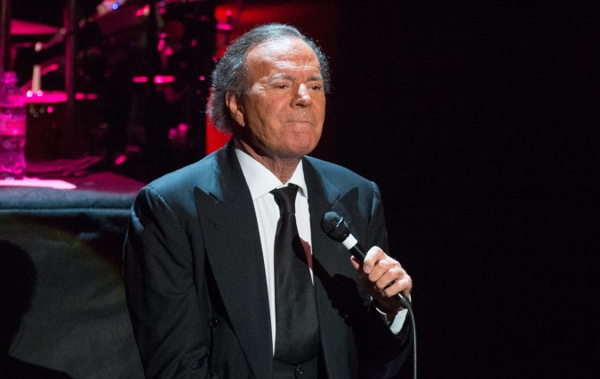 Julio Iglesias intentó entrar a República Dominicana con varias libras de alimentos