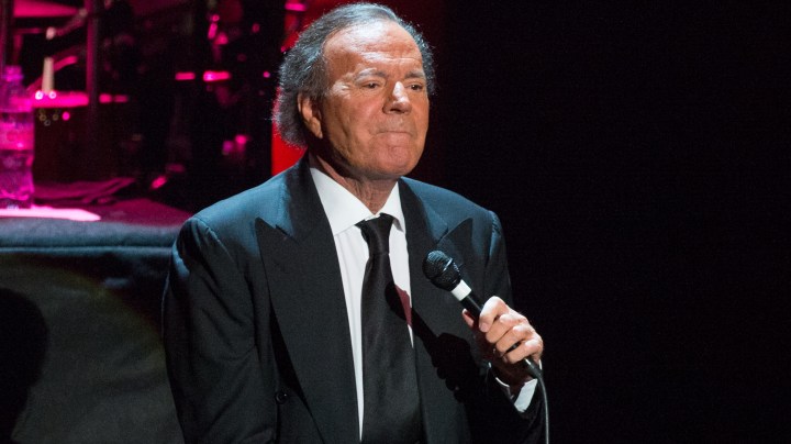 Julio Iglesias intentó entrar a República Dominicana con varias libras de alimentos