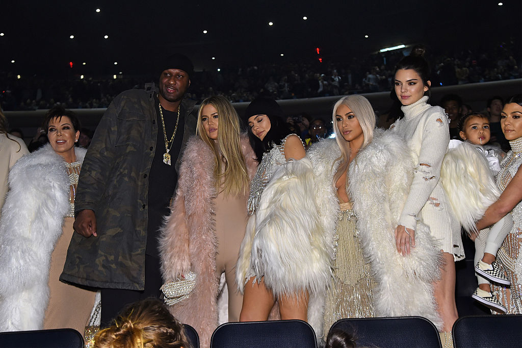 (De izquierda a derecha) Kris Jenner, Lamar Odom, Khloe Kardashian, Kylie Jenner, Kim Kardashian, Kendall Jenner, North West y Kourtney Kardashian asisten a la temporada 3 de Kanye West Yeezy el 11 de febrero de 2016 en la ciudad de Nueva York .