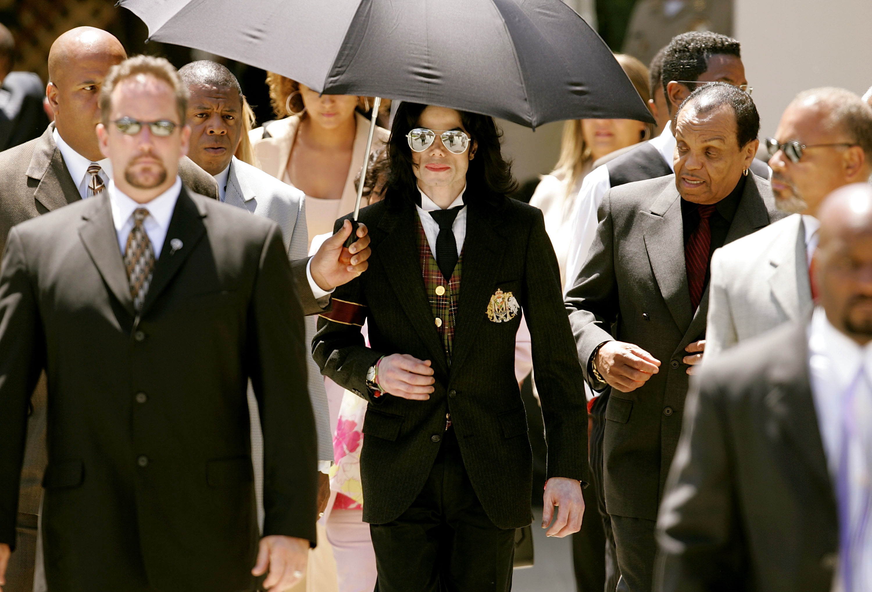 En 2005, Michael Jackson y su padre Joseph Jackson saliendo del juzgado tras escuchar los argumentos finales en su juicio por abuso de menores en Santa María, California.