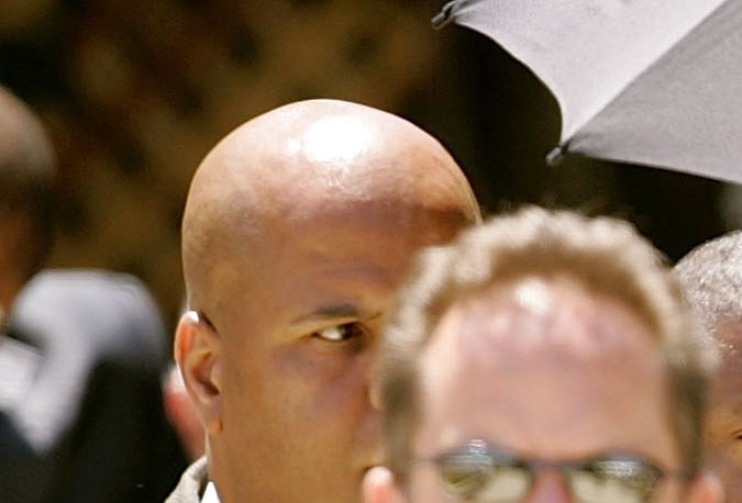 En 2005, Michael Jackson y su padre Joseph Jackson saliendo del juzgado tras escuchar los argumentos finales en su juicio por abuso de menores en Santa María, California.