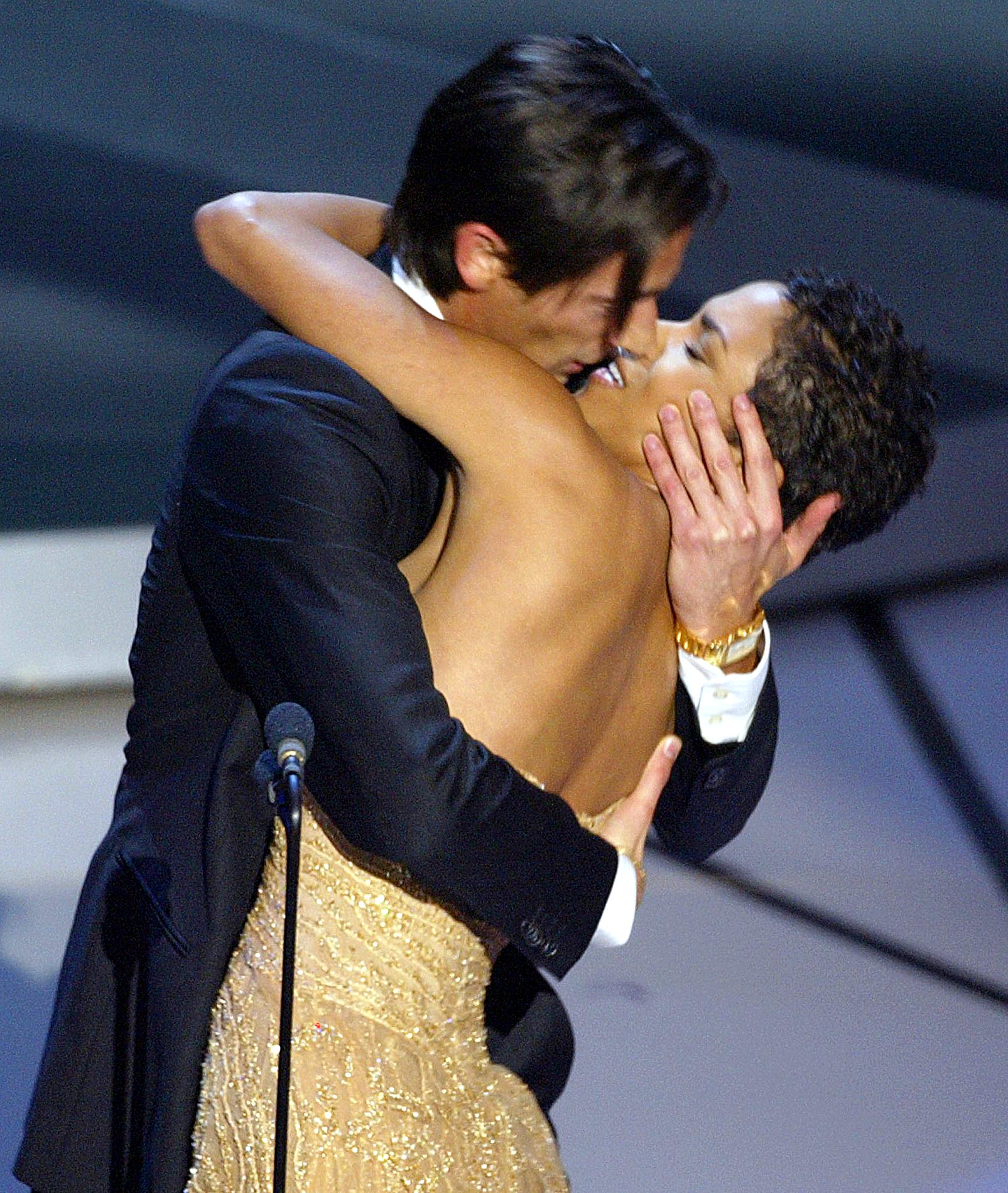 Adrien Brody besa a Halle Berry en los premios Oscar 2003