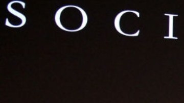 (De izquierda a derecha) Steve Pond, J.A. Bayona, Michael Giacchino y Pedro Luque hablan durante la proyección de Netflix "Society of the Snow" en Los Ángeles Tastemaker en el TUDUM Theatre el 8 de enero de 2024 en Hollywood, California.