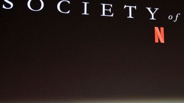 (De izquierda a derecha) Steve Pond, J.A. Bayona, Michael Giacchino y Pedro Luque hablan durante la proyección de Netflix "Society of the Snow" en Los Ángeles Tastemaker en el TUDUM Theatre el 8 de enero de 2024 en Hollywood, California.