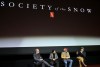 (De izquierda a derecha) Steve Pond, J.A. Bayona, Michael Giacchino y Pedro Luque hablan durante la proyección de Netflix "Society of the Snow" en Los Ángeles Tastemaker en el TUDUM Theatre el 8 de enero de 2024 en Hollywood, California.