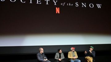 (De izquierda a derecha) Steve Pond, J.A. Bayona, Michael Giacchino y Pedro Luque hablan durante la proyección de Netflix "Society of the Snow" en Los Ángeles Tastemaker en el TUDUM Theatre el 8 de enero de 2024 en Hollywood, California.