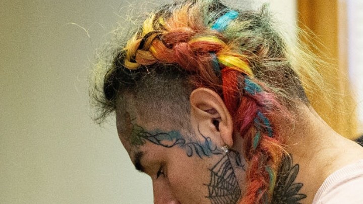 El rapero Tekashi69 llega para su lectura de cargos por cargos de agresión en el Tribunal Penal del Condado #1 en el Tribunal del Condado de Harris el 22 de agosto de 2018 en Houston, Texas.