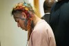 El rapero Tekashi69 llega para su lectura de cargos por cargos de agresión en el Tribunal Penal del Condado #1 en el Tribunal del Condado de Harris el 22 de agosto de 2018 en Houston, Texas.