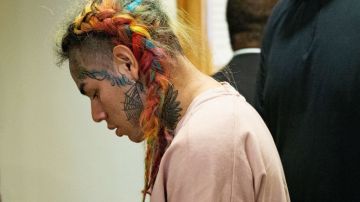 El rapero Tekashi69 llega para su lectura de cargos por cargos de agresión en el Tribunal Penal del Condado #1 en el Tribunal del Condado de Harris el 22 de agosto de 2018 en Houston, Texas.