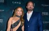 Jennifer Lopez y Ben Affleck en el Torneo de Póquer y Blackjack de la Iniciativa del Congo Oriental 2023 organizado por TAO Group Hospitality en LAVO Restaurant & Nightclub en The Palazzo en The Venetian Resort Las Vegas el 17 de noviembre de 2023 en Las Vegas, Nevada.