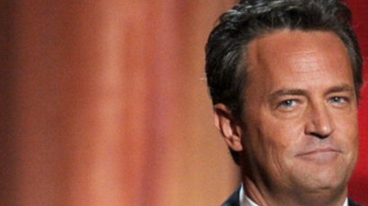 El actor Matthew Perry habla en el escenario durante la 64ª edición anual de los Primetime Emmy Awards en el Nokia Theatre L.A. Live el 23 de septiembre de 2012 en Los Angeles, California.