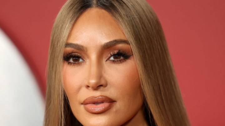 Kim Kardashian en la fiesta GQ Hombres del Año 2023 en Bar Marmont el 16 de noviembre de 2023 en Los Ángeles, California.