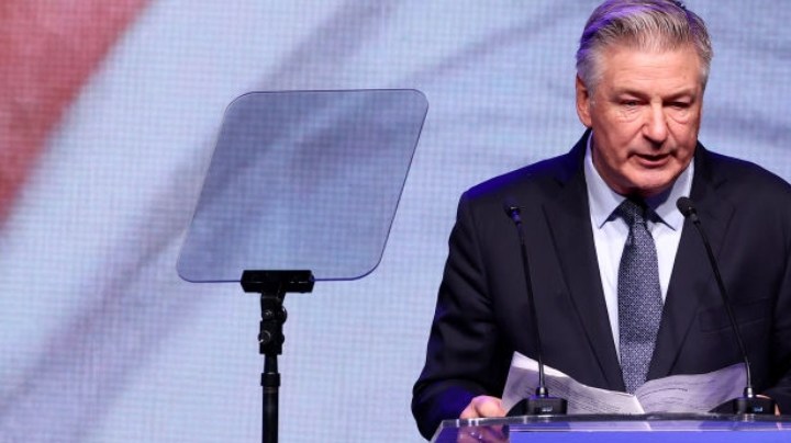 Alec Baldwin habla en el escenario durante la Gala Ripple of Hope 2023 de Robert F. Kennedy Human Rights el 6 de diciembre de 2023 en la ciudad de Nueva York.