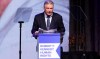 Alec Baldwin habla en el escenario durante la Gala Ripple of Hope 2023 de Robert F. Kennedy Human Rights el 6 de diciembre de 2023 en la ciudad de Nueva York.