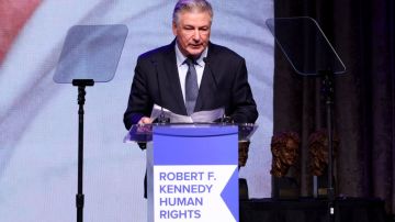 Alec Baldwin habla en el escenario durante la Gala Ripple of Hope 2023 de Robert F. Kennedy Human Rights el 6 de diciembre de 2023 en la ciudad de Nueva York.