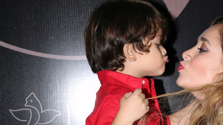 Sherlyn con su hijo André en la alfombra de la fiesta de la Revista S en Casa de Campo Resort & Villas/La Romana, República Dominicana, 9 de noviembre 2023.