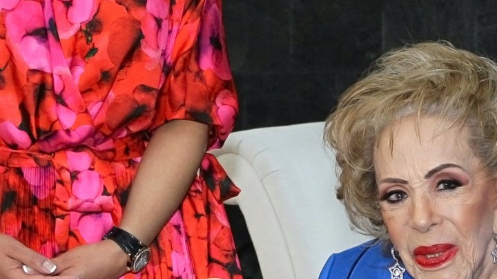 Silvia Pinal recibe en compañía de su hija Sylvia Pasquel el premio "Alas de Cuauhtémoc" de manos de la alcaldesa Sandra Cuevas como reconocimiento a su amplia trayectoria artística/México, 21 de junio 2023.