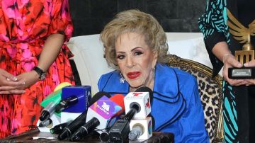 Silvia Pinal recibe en compañía de su hija Sylvia Pasquel el premio "Alas de Cuauhtémoc" de manos de la alcaldesa Sandra Cuevas como reconocimiento a su amplia trayectoria artística/México, 21 de junio 2023.