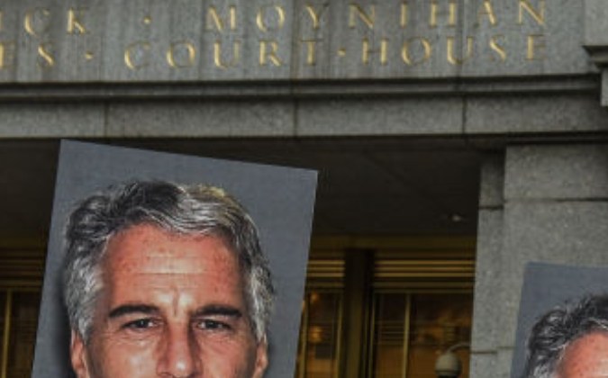 Un grupo de protesta llamado "Hot Mess" sostiene carteles de Jeffrey Epstein frente al tribunal federal el 8 de julio de 2019 en la ciudad de Nueva York.
