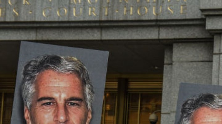 Un grupo de protesta llamado "Hot Mess" sostiene carteles de Jeffrey Epstein frente al tribunal federal el 8 de julio de 2019 en la ciudad de Nueva York.