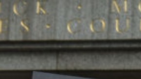 Un grupo de protesta llamado "Hot Mess" sostiene carteles de Jeffrey Epstein frente al tribunal federal el 8 de julio de 2019 en la ciudad de Nueva York.