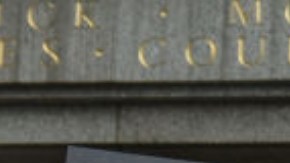 Un grupo de protesta llamado "Hot Mess" sostiene carteles de Jeffrey Epstein frente al tribunal federal el 8 de julio de 2019 en la ciudad de Nueva York.