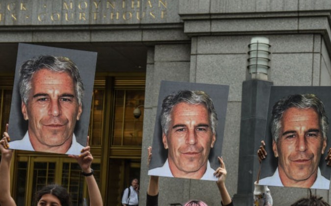 Un grupo de protesta llamado "Hot Mess" sostiene carteles de Jeffrey Epstein frente al tribunal federal el 8 de julio de 2019 en la ciudad de Nueva York.