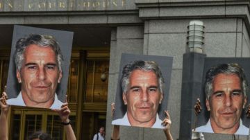 Un grupo de protesta llamado "Hot Mess" sostiene carteles de Jeffrey Epstein frente al tribunal federal el 8 de julio de 2019 en la ciudad de Nueva York.