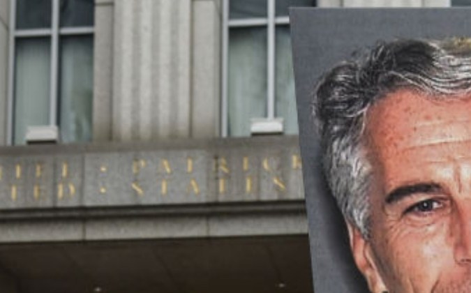 Un grupo de protesta llamado "Hot Mess" sostiene carteles de Jeffrey Epstein y el presidente Donald Trump frente al tribunal federal en la ciudad de Nueva York.
