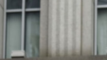 Un grupo de protesta llamado "Hot Mess" sostiene carteles de Jeffrey Epstein y el presidente Donald Trump frente al tribunal federal en la ciudad de Nueva York.