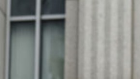 Un grupo de protesta llamado "Hot Mess" sostiene carteles de Jeffrey Epstein y el presidente Donald Trump frente al tribunal federal en la ciudad de Nueva York.