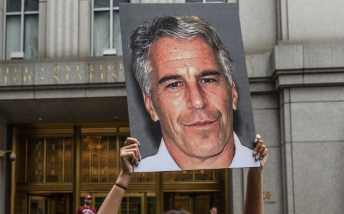Un grupo de protesta llamado "Hot Mess" sostiene carteles de Jeffrey Epstein y el presidente Donald Trump frente al tribunal federal en la ciudad de Nueva York.