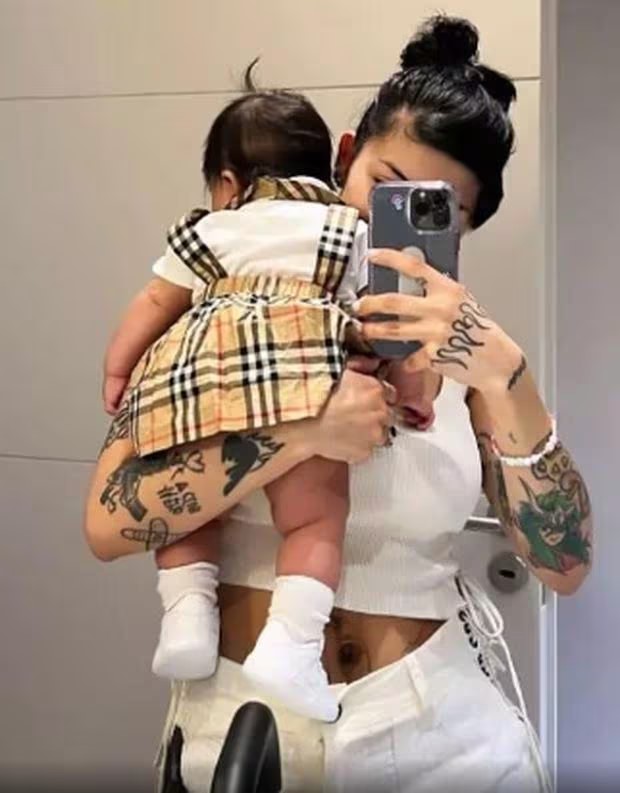 La pequeña lució un vestido de la marca Burberry. Foto: Instagram @cazzu