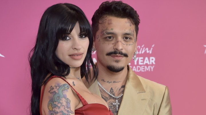 Christian Nodal y Cazzu visten a su hija con trajes de diseñador.