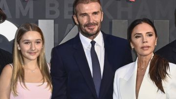 Harper Beckham, David Beckham y Victoria Beckham en el estreno británico de Netflix ‘Beckham’ en el Curzon Mayfair el 3 de octubre de 2023 en Londres, Inglaterra.