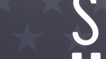 Jeremy Allen White y Rauw Alejandro comparten una misma prenda de Rosalía.