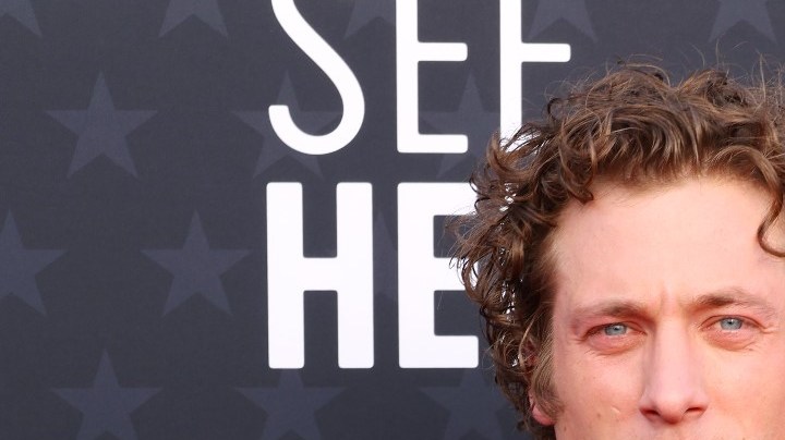 Jeremy Allen White y Rauw Alejandro comparten una misma prenda de Rosalía.