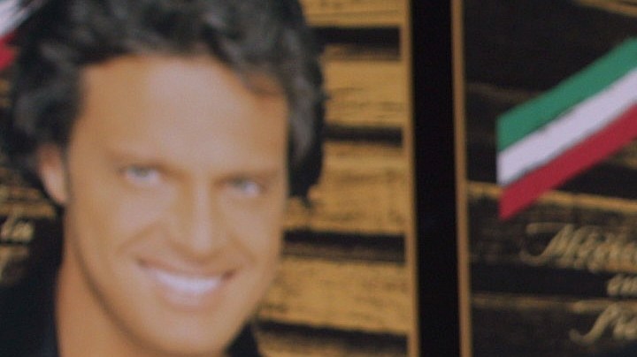 Luis Miguel tendría un hijo no reconocido, según un joven en las redes sociales.