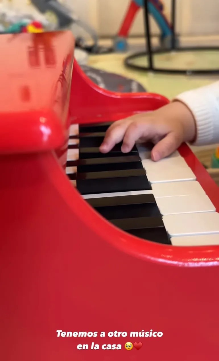 El bebé de Nadia Ferreira y Marc Anthony mostró sus habilidades en el piano. Foto de Instagram: @nadiaferreira