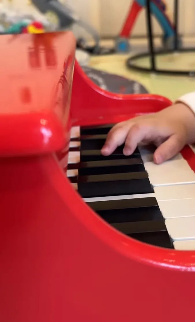 El bebé de Nadia Ferreira y Marc Anthony mostró sus habilidades en el piano. Foto de Instagram: @nadiaferreira