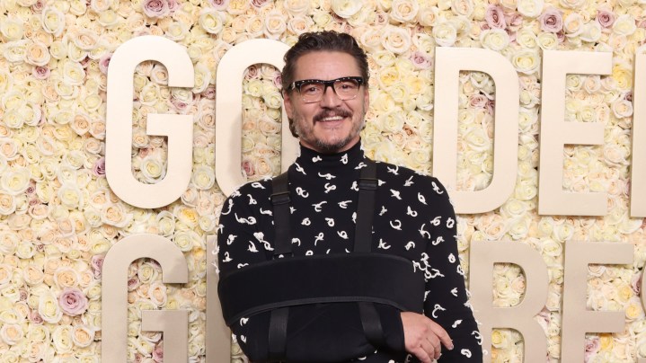 Pedro Pascal preocupó a sus fanáticos al llegar con un cabestrillo a los Globos de Oro 2024.