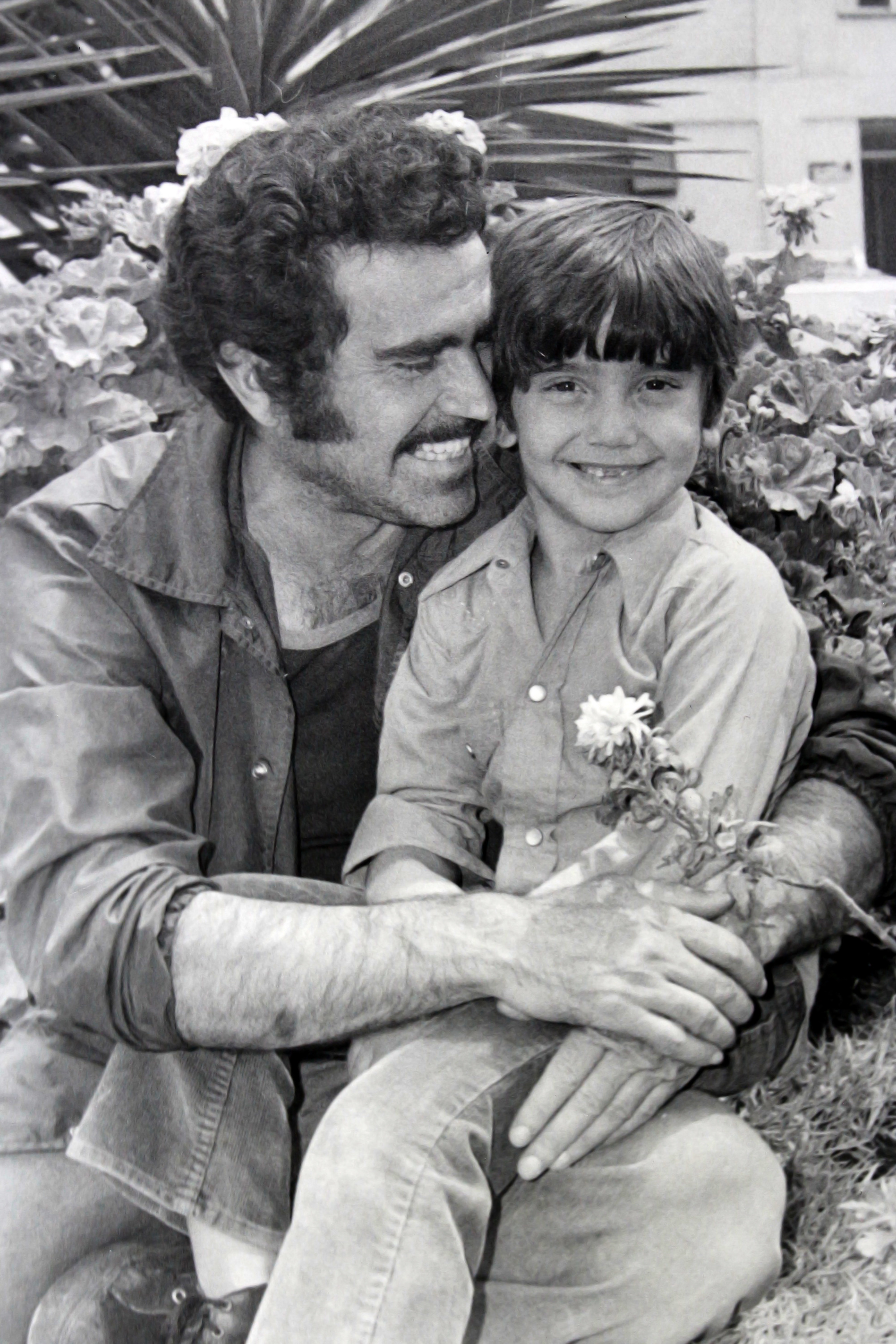 Vicente Fernández carga a un pequeño Alejandro Fernández de aproximadamente 8 años/México, 1979.