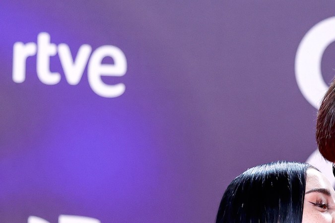 Nicki Nicole y Peso Pluma durante su llegada a los Latin Grammy 2023